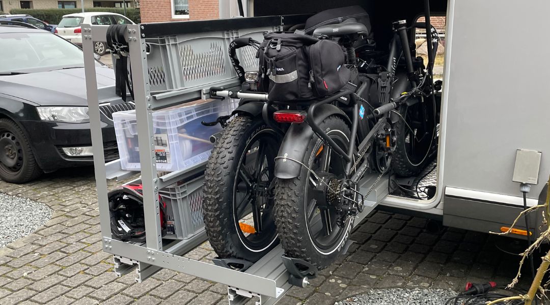 Wohnmobil-Service für den Einbau eines Heckgaragenausszuges für Regalsysteme und Fahrräder.
