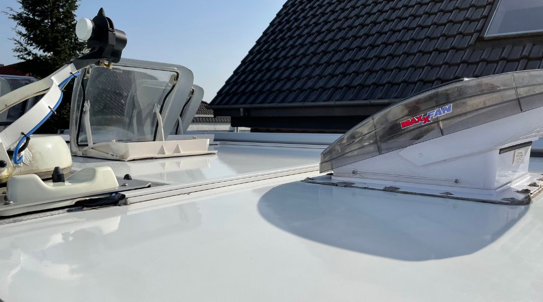 Wohnmobil-Service für den Einbau eines Dachlüfters Maxxfan