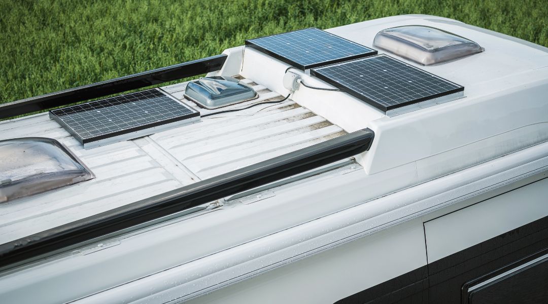 Wohnmobile-Service für den Aufbau einer Solaranlage auf dem Dach eines Wohnmobiles