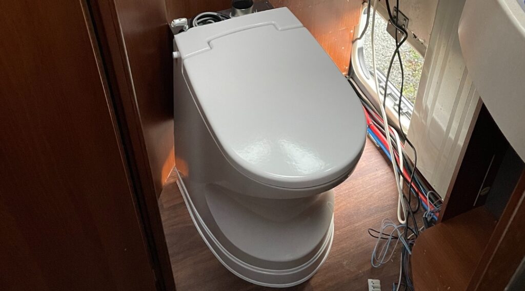 Einbau der Wohnmobil-Toilette Cinderella Verbrennertoilette