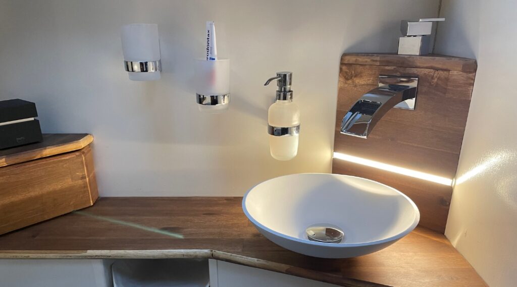 Neues Waschbecken mit Beleuchtung im neuen Bad des Wohnmobiles.