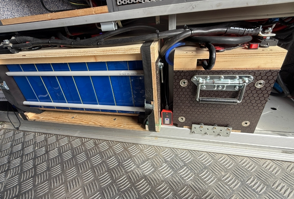 Zwei Wohnmobil Batterie LiFePO4 mit 50mm²-Kabeln im Camper
