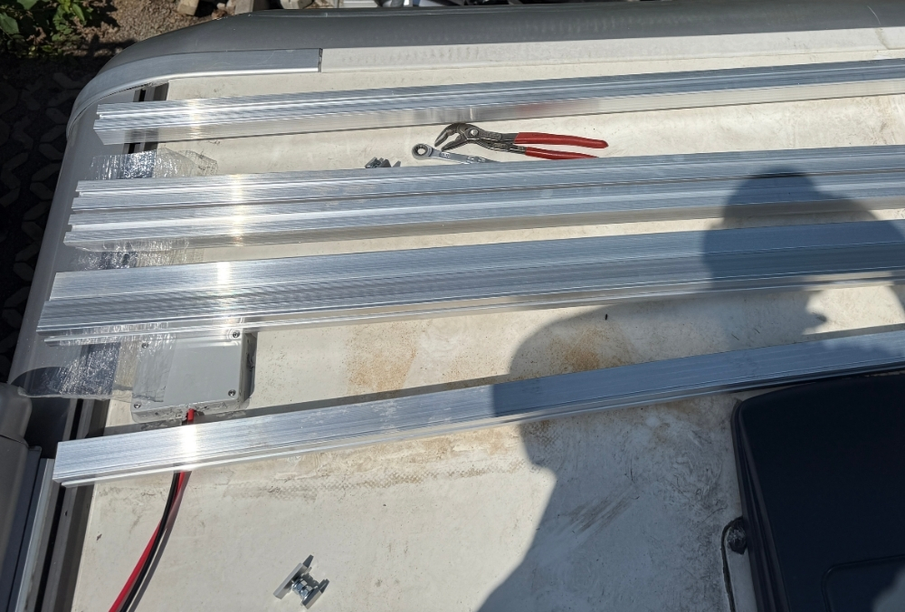 Halteschienen für Solarplatten für den Aufbau auf einem Wohnmobildach