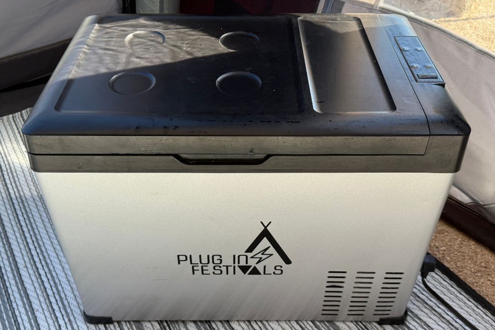 Kühlbox Plug in Festivals von Maentum als Ergänzung zum Wohnmobil Kühlschrank
