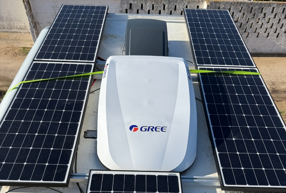Gesamtansicht der Solarplatten auf dem Wohnmobildach
